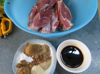 step1: 急凍豬寸骨解凍洗淨後,用醃料醃15分鐘以上(食用蔬打粉份量是豬寸骨重量佰份之一,例如:肉是100g,食用蔬打粉就用1g,不要用太多)(食用蔬打粉必須要落,否則肉會好un)