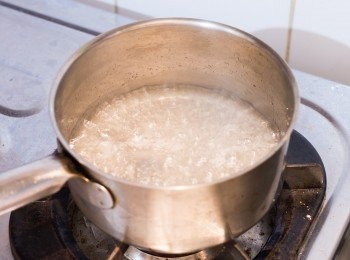 step3: 把所有<span class="group_2">糖漿材料</span>放進鍋中，以中小火煮至攝氏 112 度至 116 度之間。