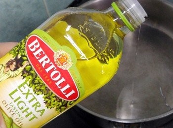 step2: 鑊中倒入百得利清淡橄欖油!