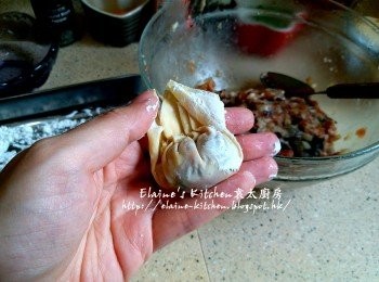 step13: 雲吞餡料取出靜待10分鐘 , 餡料放入雲吞皮中間位置 , 對摺再包成雲吞形狀備用