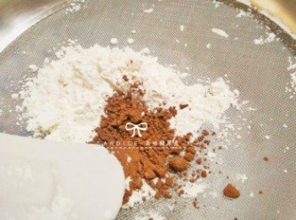 step3: 將低筋麵粉+純可可粉過篩，加入。