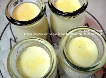 step8: 電鍋開關跳起，取出布丁放涼後，即擺進冰箱冷藏4-6個小時。(冷藏時，要蓋上保羅瓶上蓋，布丁表面才不會過乾，也可避免吸入過多冰箱味)