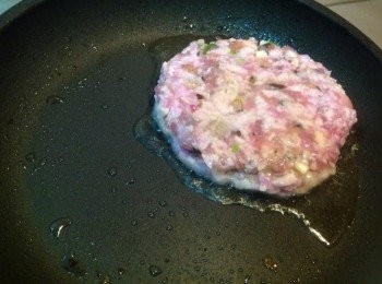 step3: 揑成丸再壓成餅，煎至兩面金黃