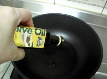 step2: 熱鍋，倒入少許橄欖油，把<span class="group_1">蔬菜</span>炒熟後下蝦仁