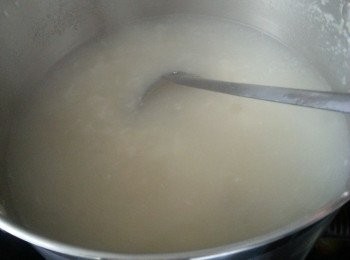 step3: 水滾後加入瑤柱仔用慢火將粥煮40-45分鐘,中途要攪拌粥一吓防痴底