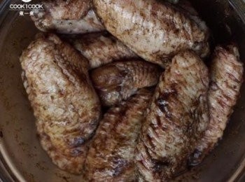 step2: 把<span class="group_2">調味料</span>加入到<a href="https://bit.ly/3zHU5V3" target="_blank" data-keyword="雞翼" class="guide-link"><strong>雞翼</strong></a> <span style="display:inline-block;vertical-align:middle;margin-top:-3px;color:initial;border-radius:3px;padding:2px 3px;font-size:12px;line-height:14px;background:#87d300;color:#fff;">即買</span> 中並拌勻進行醃製，需醃至少四小時以上