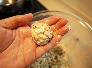 step5: 取少許至於手上捏成圓形(若是無法成形再加入少許太白粉即可)