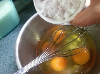 step1: 先做皮部份,將雞蛋加入35g的砂糖用手提打蛋器攪拌均勻至砂糖溶化