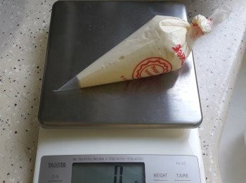 step4: 此時，取出以上約20gm旦黃液，加入30gm旦白霜，再加入20gm低筋面粉混合，便制作出用來做彩繪的面糊了。
然後放入唧袋中，袋口剪開約2mm。