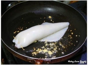 step7: 將巳裝填好炒飯的墨魚，放入鍋內煎至七分熟 煎的時候要適時的翻面，才能讓墨魚飯卷避免燒焦