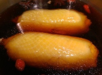 step8: 將<span class="group_2">醉雞汁</span>材料混合放入有蓋器皿內，把雞卷拆除錫紙放入<span class="group_2">醉雞汁</span>內浸8小時，需放入雪櫃冷藏。（8小時後可先取出雞卷分開冷藏。）