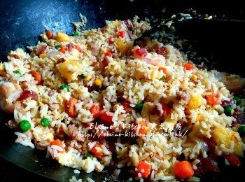 step15: 熄火後加入菠蘿粒 , 即食炸腰果 , 肉鬆及少許蔥粒拌勻