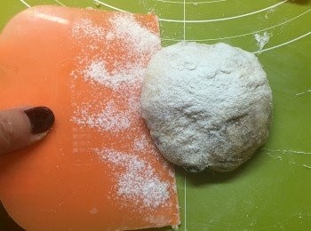 step7: 用膠刮片修圓！
膠刮片都要灑上麵粉。