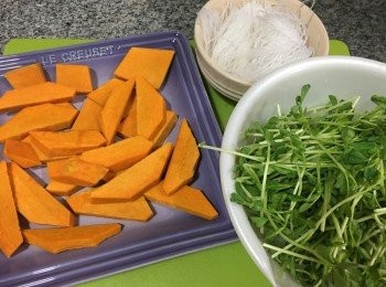 step1: 先將蒜頭剁碎，翡翠苗浸水沖洗後瀝乾，粉絲浸軟身，南瓜去皮去籽切薄片備用