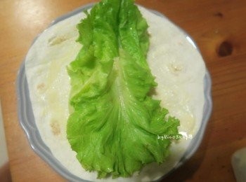 step4: 餅皮抹上薄薄一層蜂蜜芥末醬或是美乃滋(保持餅皮不濕軟)