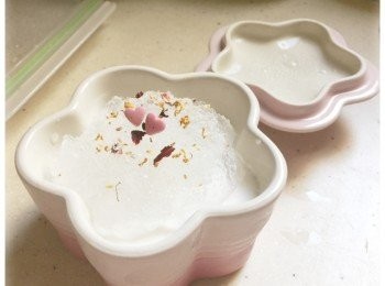 step2: 再將砂糖和魚膠粉混合，備用。

將椰青水和椰奶倒進鍋子，煮沸。用少許熱椰汁加進砂糖和魚膠粉中，攪拌均勻，才再倒入鍋內，攤涼備用。

拿出模具，倒入第二層椰汁，雪十五分鐘至凝固。然後再倒入桂花溶液，雪藏至凝固。直至倒滿模具，凝固便完成。