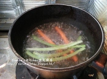 step4: 將西芹條及甘旬條放入灼5分鐘