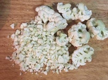 step2: 將花椰菜切碎備用。