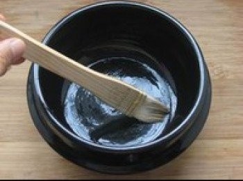 step5: 在石鍋內壁塗上一層香油，放入熟米飯，再將炒好各種蔬菜絲和牛肉碎平鋪碼在飯上，把煎至單面熟的荷包蛋放中心。石鍋用小火加熱，當聽到米飯發出滋滋的聲音便可關火，此時鍋底的米飯會形成微黃的鍋巴