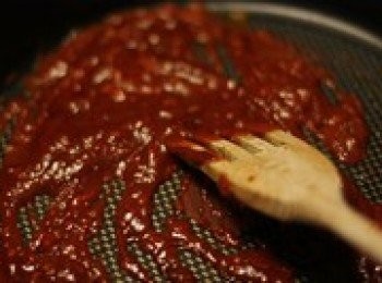 step9: 待蒜末和洋蔥末出香味後加入番茄醬，韓式辣醬，醬油，糖漿。攪拌攪拌然後倒入雞塊。