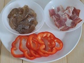 step6: 蝦剝殼成蝦仁，用幾滴料酒和一點點鹽抓勻醃製。培根切小塊，彩椒切圈