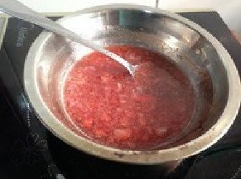 step12: 鏡面製作方法：將軟糖倒入小盆中，加入同等量的水，開始加熱，直至軟糖完全融化變為液態，稍微晾涼（不能太燙，會燙壞慕斯液）倒在冷藏後的慕斯液上，放入冰箱一小時後鏡面就完成了。