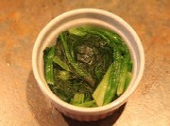 step4: 將瀝乾的菠菜緊緊的壓入一平底的容器內.