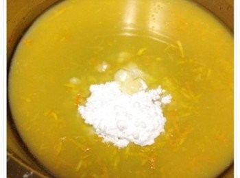 step4: 將20公克砂糖加入柳橙汁中，煮滾後，改以小火濃縮至糖漿狀，即可熄火。