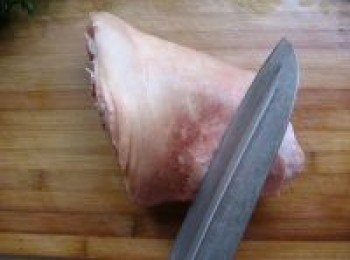 step1: 洗淨豬腳、用小刀把豬腳上的細毛臟泥刮淨，如去不掉，可再次放在火上燒下，去掉豬皮外面的殘毛。