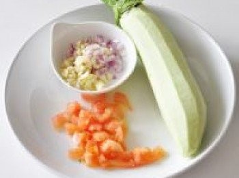 step2: 茄子去皮，蕃茄去皮切丁，洋蔥切末和蒜末混合