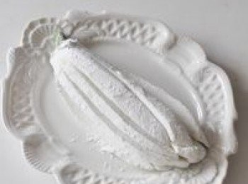 step3: 茄子縱向切厚片頂部連接，橫向切粗條，均勻裹上澱粉。