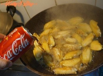 step3: 煎脆雞皮後，先加入一罐可樂~