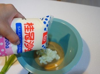 step3: 調沙拉醬：將桂冠沙拉與日式胡麻醬以1:1的比例放入大碗裡