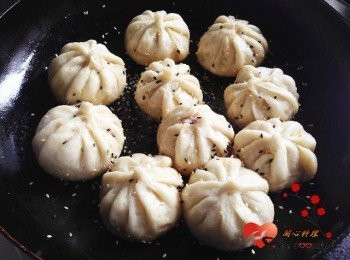 step6: 用中火煎至水份燒乾(約4~5分鐘)改用文火煎至底部金黃,灑上黑白芝麻即可