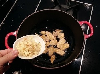 step3: 喜歡薑的辛辣口感,可將切碎的薑放入鍋裡煸出香氣。