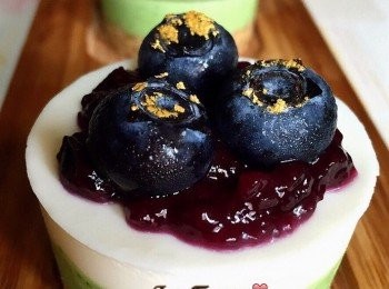 step11: 藍莓醬做法：
用一小鍋，放入藍莓，糖和檸檬汁，用中小火，煮至藍莓軟身，開始爛開。把粟粉和水拌勻，一邊倒入藍莓中，一邊搞拌。煮至自己喜歡的濃稠度，即成。