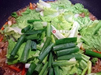 step9: 水滾後，放入小白菜和「葱綠」。