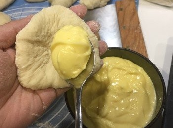 step10: 再將從冰霜取出的忌廉醬放在已壓平的<span class="group_3">麵糰</span>中間，再包好。