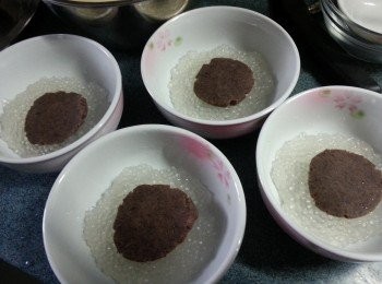 step6: 先將西米平均放入杯中,然後放入豆沙(將豆沙壓扁)