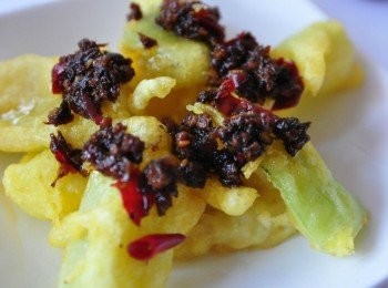 step5: 取出適量的辣醬放在絲瓜上層即可