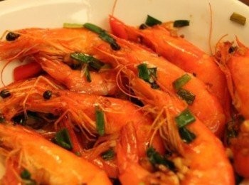 step1: 先把蝦子洗淨，再把蝦鬚太長的剪掉，倒入橄欖油，先把切好的碎蒜頭爆香，等香氣出來時再把蝦子放入鍋中快炒，看蝦子呈彎曲狀態，就是快要差不多熟了，再倒入少許的米酒，小炒一下，最後把切段好的青蔥放入，即可完成的享用蝦料理。