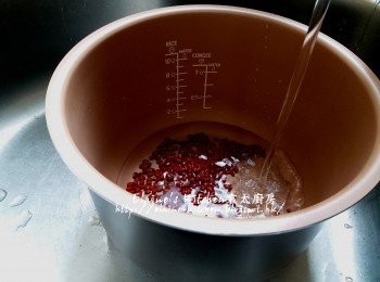 step1: 十勝紅豆用水沖洗乾淨及瀝乾 , 放入飯煲內加入約2杯水份量