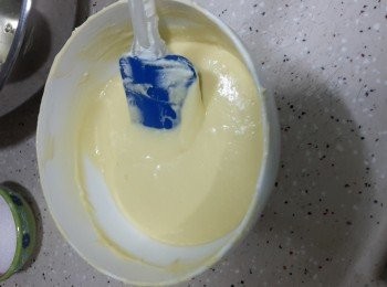 step6: 加入旦黃混合，再加入低筋面粉，以切拌法混合至無粒粒為止。