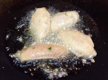 step4: 醃好的<a href="https://bit.ly/3zHU5V3" target="_blank" data-keyword="雞翼" class="guide-link"><strong>雞翼</strong></a> <span style="display:inline-block;vertical-align:middle;margin-top:-3px;color:initial;border-radius:3px;padding:2px 3px;font-size:12px;line-height:14px;background:#87d300;color:#fff;">即買</span> 加入生粉拌匀，放入油鑊，慢火炸至金黃色，撈起瀝乾。