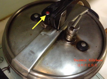 step5: 煮至紅色"升降桿"（黃箭頭處）升起，並且"壓力氣閥" ( 橘色箭頭處）發出唧唧聲