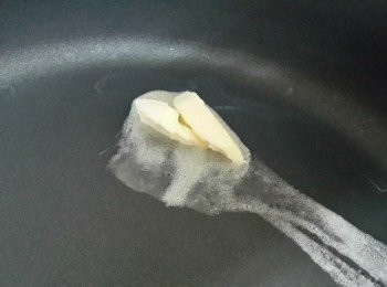 step4: 熱鍋~放入適量奶油溶化後將吐司放入