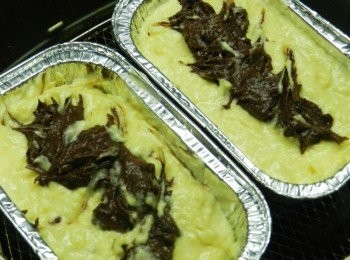 step7: 倒入白色麵糊後，再倒一些可可麵糊在中間，氣炸鍋160度烤15分