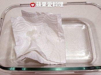 step4: 盒內抹油：取出耐熱玻璃保鮮盒（姊用的保鮮盒尺吋：長18公分X寬10公分X高6公分），用廚房紙巾沾取少許橄欖油（或其他優質油品也可以），將油抹勻保鮮盒內部。