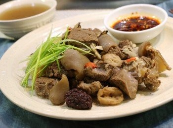 step7: 皮爽肉滑的羊肉，因為有藥材的搭配，吃下也不覺有羊羶味，而且藥材的味道也不會很重。此外，還可以根據自己的口味，做成羊肉湯泡飯或羊肉伴辣椒醬吃都非常美味。