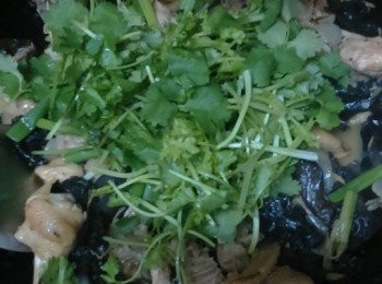 step10: 倒入一半芫茜炒勻